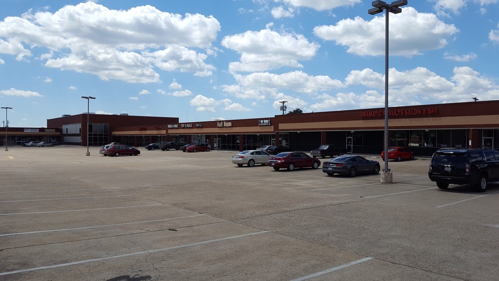 111 S Cedar Ridge Dr, Duncanville, TX for lease - Primary Photo - Image 1 of 8