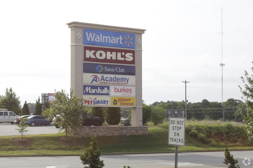 225 Rolling Hills Cir, Easley, SC for lease - Building Photo - Image 3 of 23