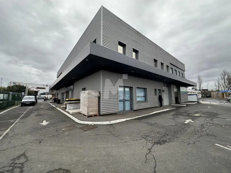 Office in Morangis for lease - Building Photo - Image 2 of 6