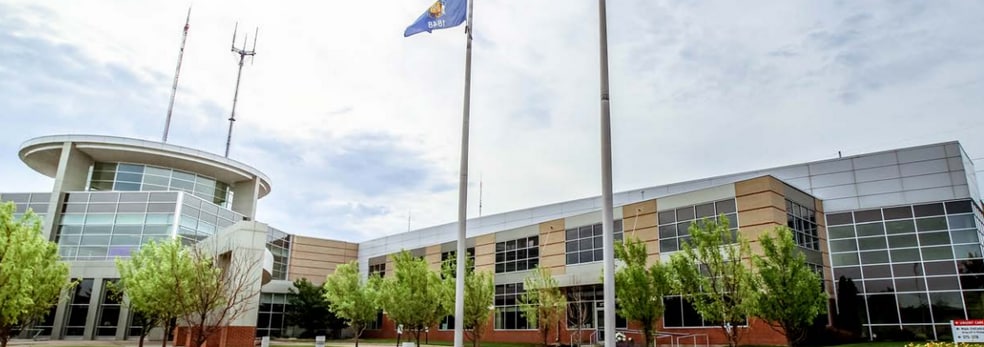 377 W River Woods Pky, Milwaukee, WI for lease - Primary Photo - Image 1 of 8