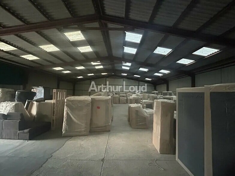 Industrial in Muizon for lease - Interior Photo - Image 2 of 4