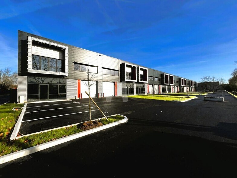 Flex in Bondoufle for lease - Building Photo - Image 1 of 12