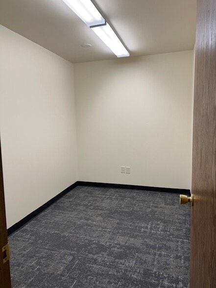 21100 W Capitol Dr, Pewaukee, WI for lease - Interior Photo - Image 3 of 8