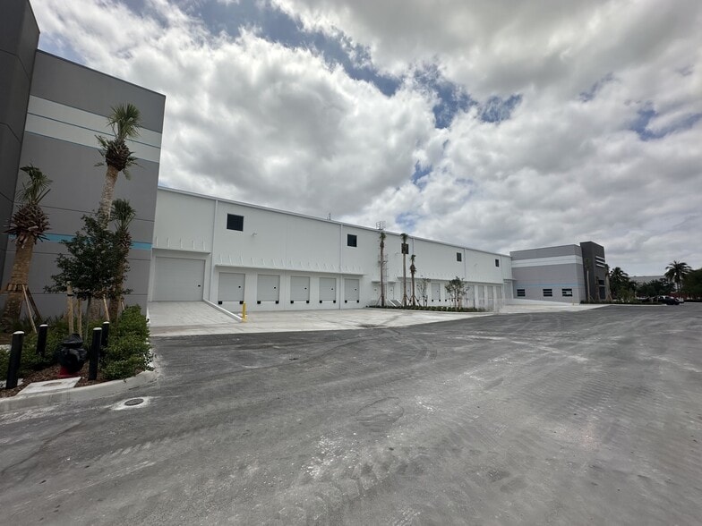 2551 NW 19th St, Pompano Beach, Pompano Beach, FL for lease - Building Photo - Image 3 of 4