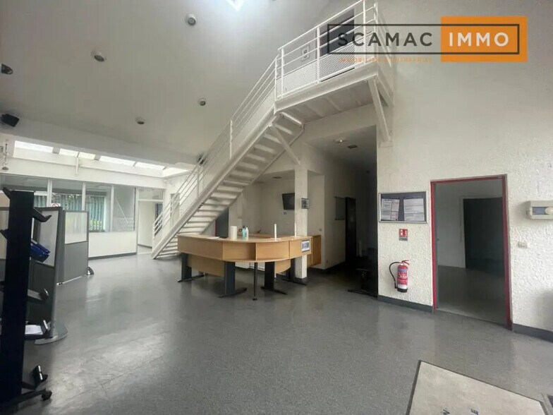 Industrial in Linas for lease - Building Photo - Image 2 of 7