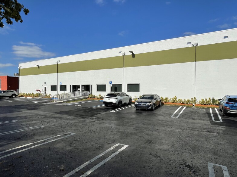 1400 NW 88th Ave, Doral, FL for lease - Building Photo - Image 1 of 3