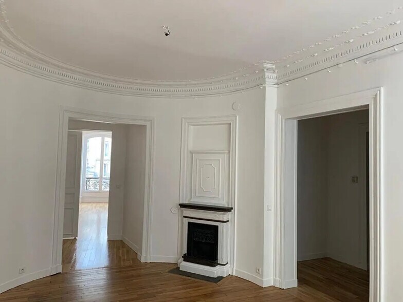 Office in Paris for lease - Interior Photo - Image 2 of 12