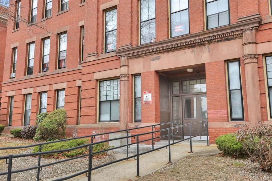 Affordable Housing Portfolio Springfield portfolio of 3 properties for sale on LoopNet.com - Building Photo - Image 2 of 15