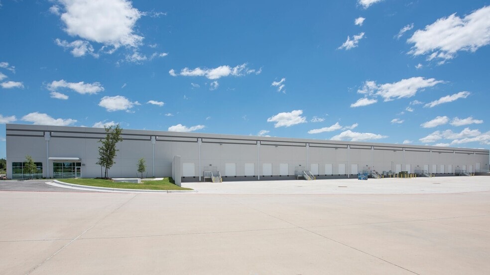 401 Center Ridge Dr, Austin, TX for lease - Building Photo - Image 2 of 5