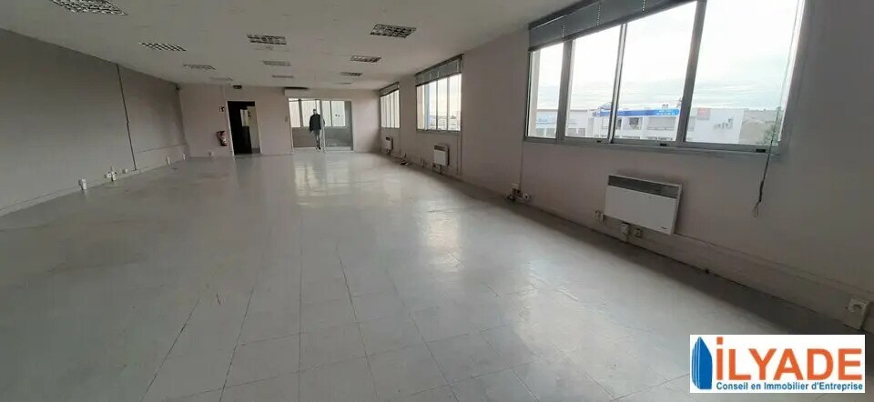 Office in Vitrolles for lease - Interior Photo - Image 2 of 5