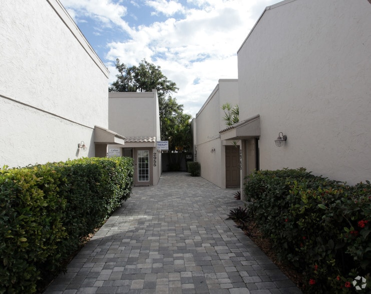 2945-2963 Bee Ridge Rd, Sarasota, FL for lease - Building Photo - Image 2 of 7