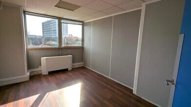 174 Avenue Des Minimes, Toulouse for sale Interior Photo- Image 2 of 7