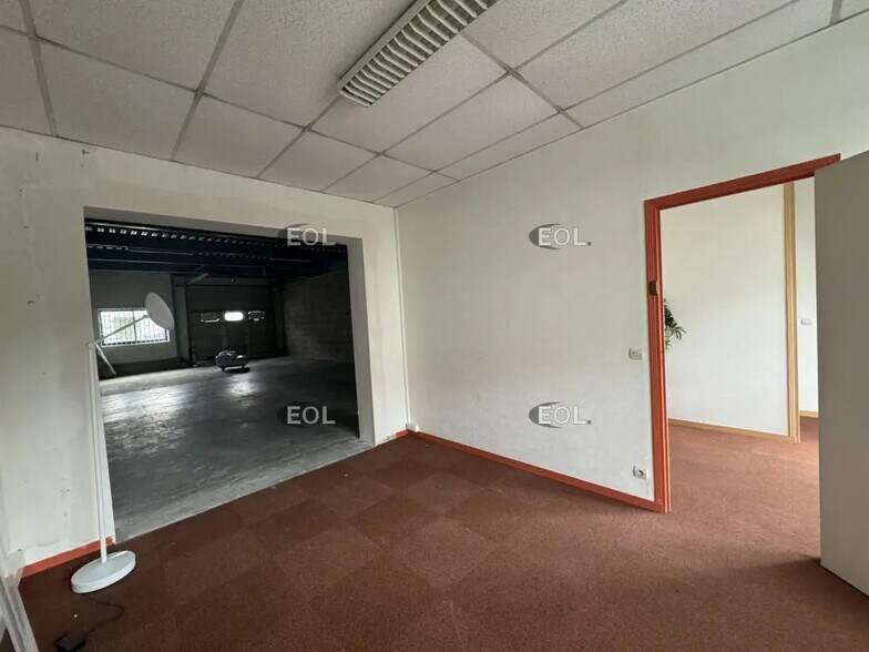 Flex in Lisses for lease - Interior Photo - Image 3 of 5