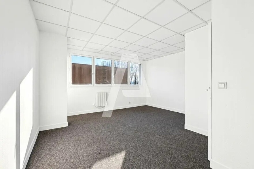 Flex in Émerainville for lease - Interior Photo - Image 2 of 5