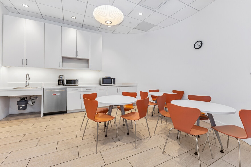 936 Broadway 2nd & 3rd Floor Condominium portfolio of 2 properties for sale on LoopNet.com - Building Photo - Image 3 of 12