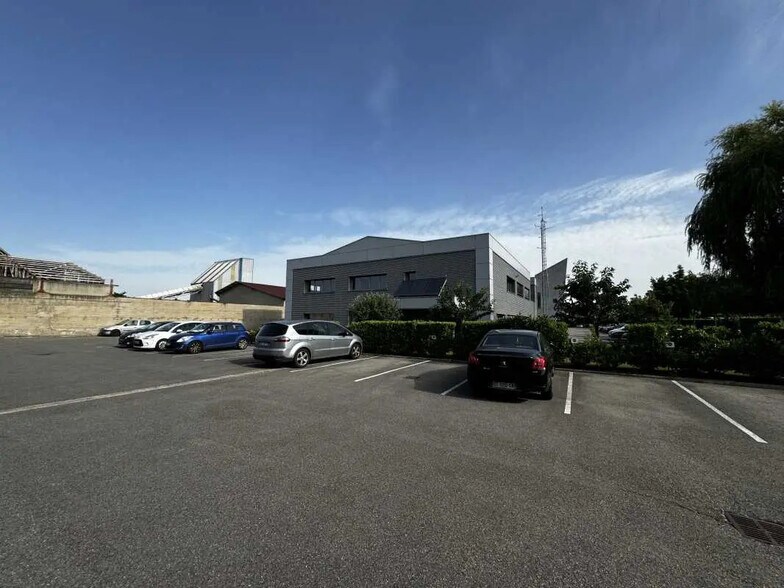 Flex in Décines-Charpieu for sale - Building Photo - Image 3 of 3