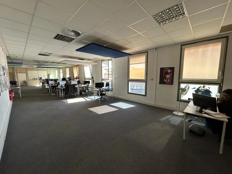 Office in Marseille for lease - Building Photo - Image 3 of 10