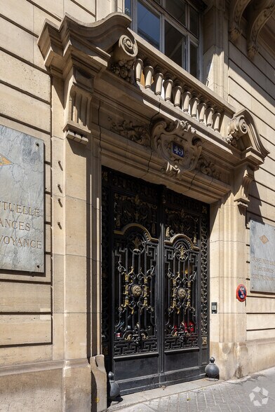 Office in Paris for lease - Building Photo - Image 2 of 3