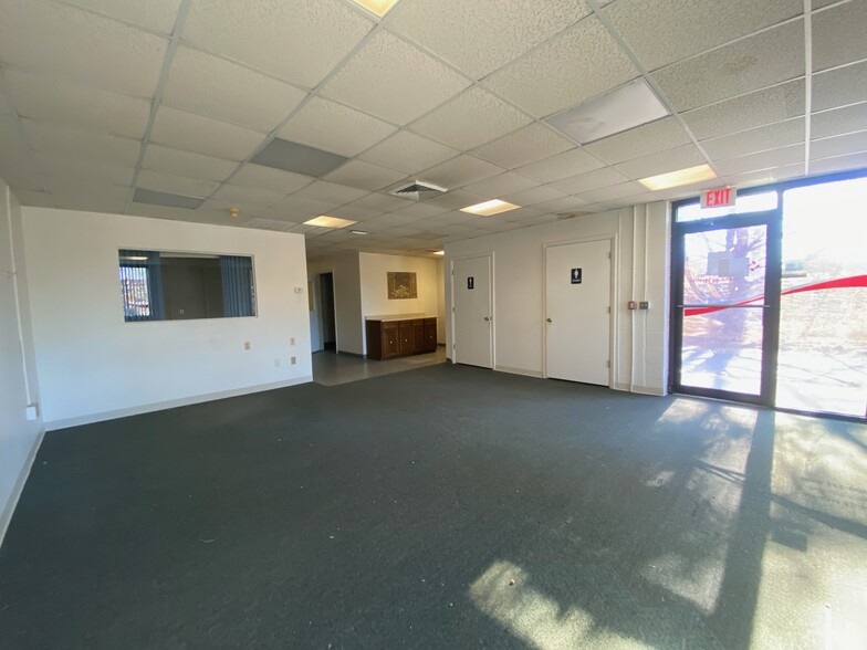 102 Filley St, Bloomfield, CT for lease - Building Photo - Image 3 of 4