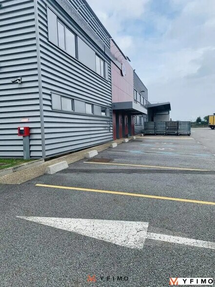 Flex in Chanteloup-les-Vignes for sale - Building Photo - Image 3 of 13