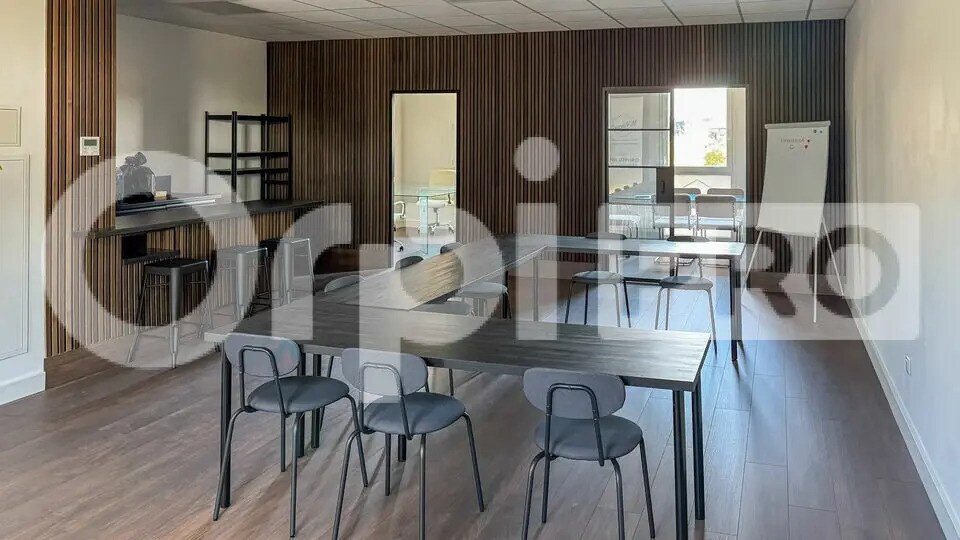 Office in Saint-Geours-de-Maremne for lease Interior Photo- Image 1 of 6