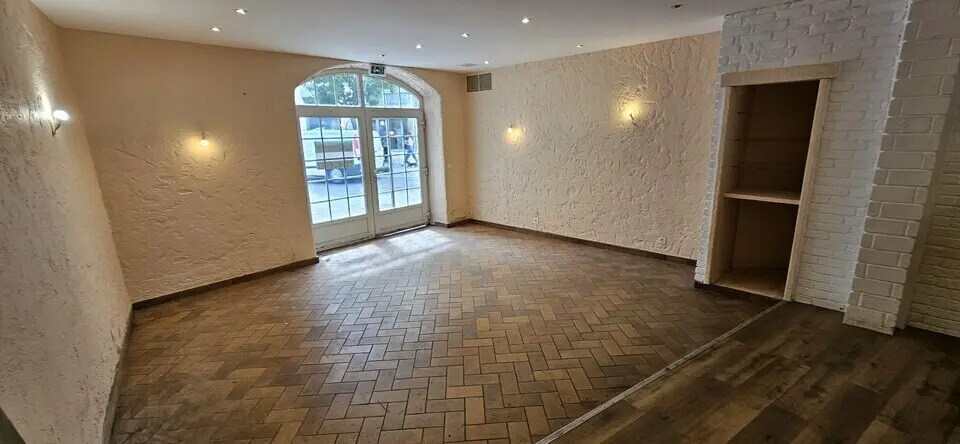 Retail in Antibes for lease - Interior Photo - Image 2 of 4