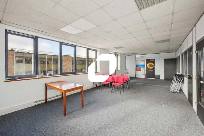 Office in Villebon-sur-Yvette for lease - Interior Photo - Image 3 of 14