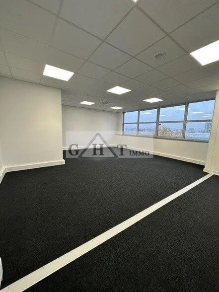 Office in Alfortville for lease - Interior Photo - Image 3 of 4