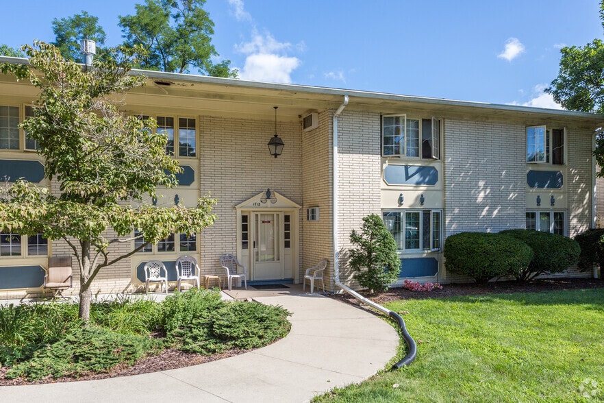 1718 9th Ave, Moline, IL for sale - Building Photo - Image 3 of 12