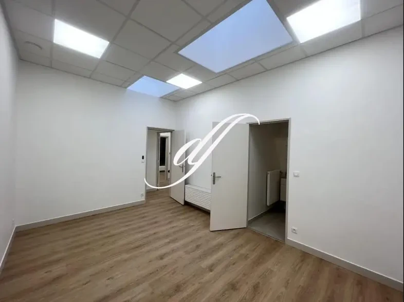 Multifamily in Paris for sale - Interior Photo - Image 2 of 7