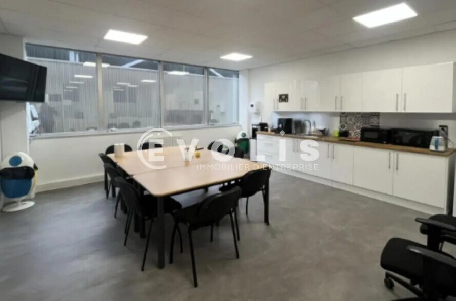 Flex in Les Ulis for lease - Interior Photo - Image 2 of 5
