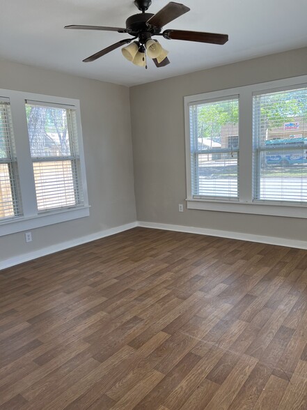 223 E Bridge St, New Braunfels, TX for lease - Interior Photo - Image 3 of 5