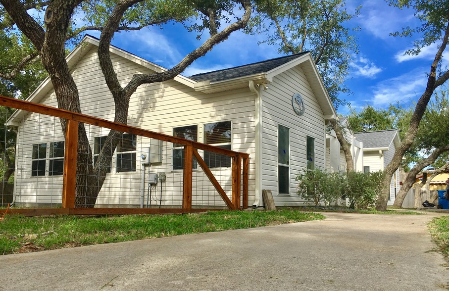 1806 Harbor Dr, Rockport, TX for lease - Primary Photo - Image 1 of 11