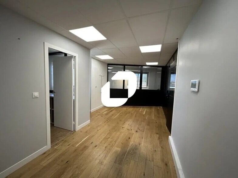 Office in Champigny-sur-Marne for lease - Interior Photo - Image 2 of 5