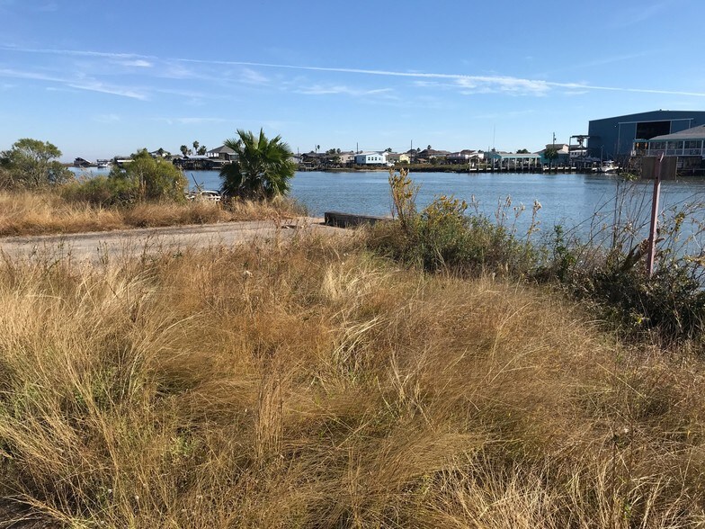 1018 Tarpon Ln, Freeport, TX for sale - Primary Photo - Image 1 of 1