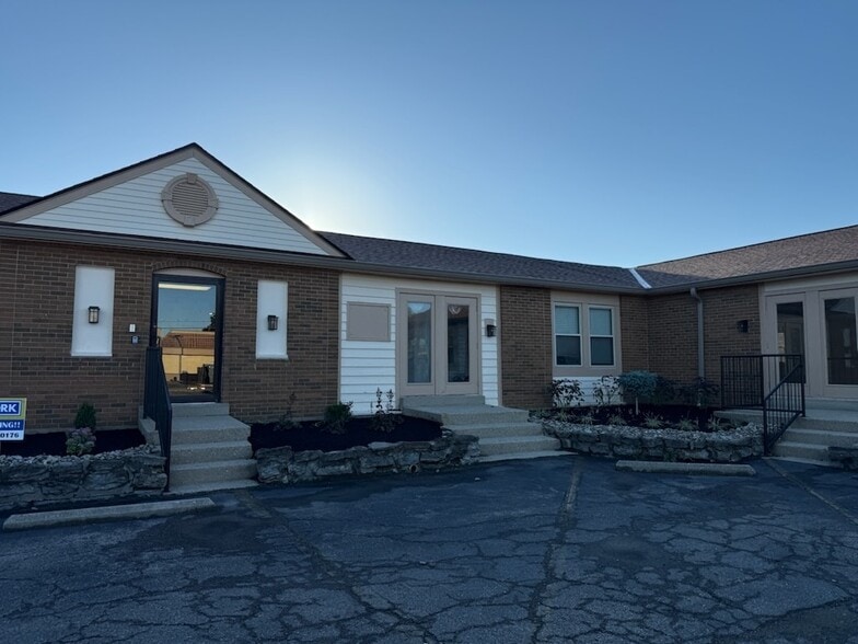 9280 Plainfield Rd, Blue Ash, OH for lease - Building Photo - Image 1 of 17