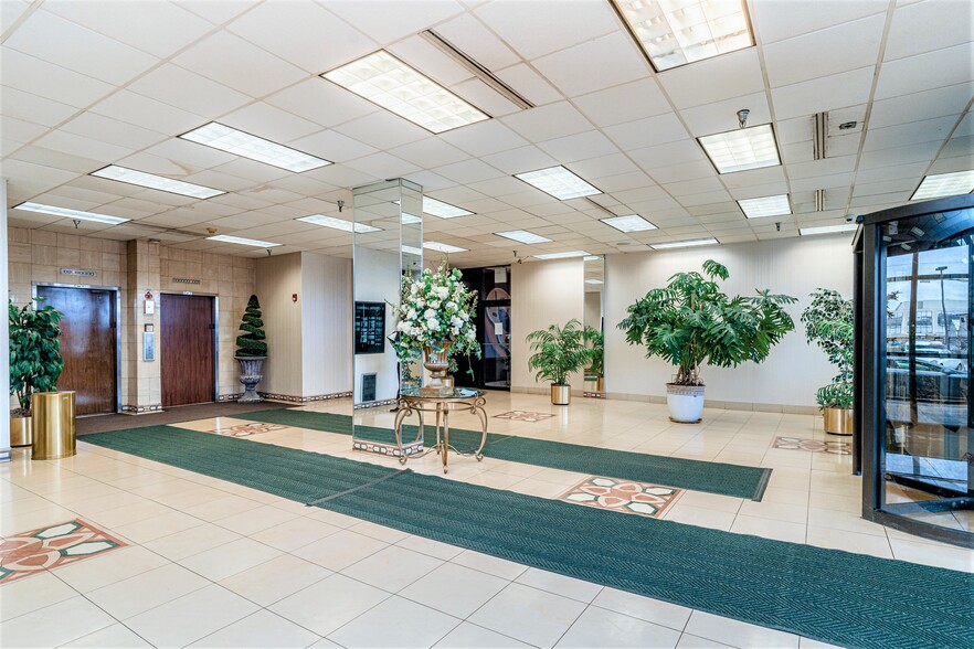 2602 E Dempster St, Park Ridge, IL for lease - Lobby - Image 2 of 12