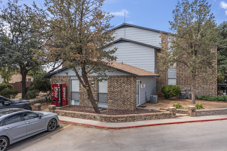 Pecan Place and Villa Apartments portfolio of 2 properties for sale on LoopNet.com - Building Photo - Image 3 of 27