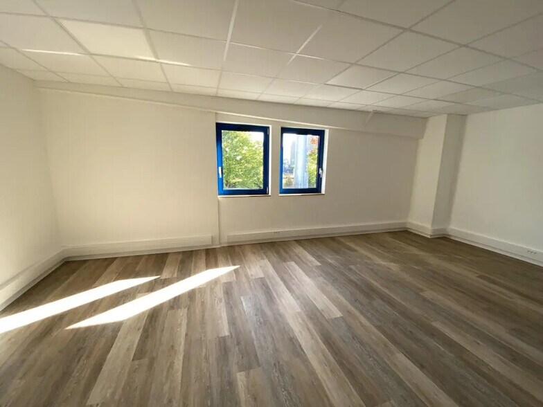 Office in Pacé for lease - Interior Photo - Image 1 of 8