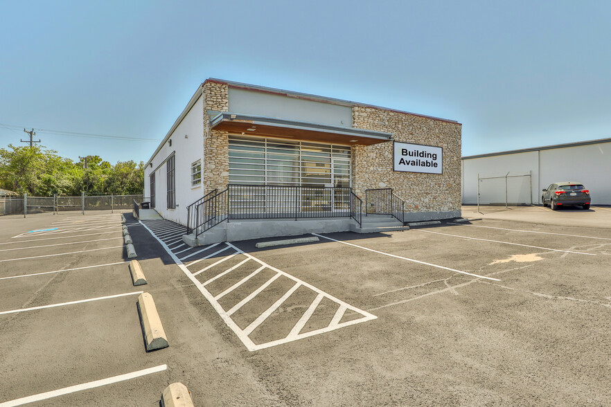 130 W Rhapsody Dr, San Antonio, TX for lease - Building Photo - Image 2 of 22