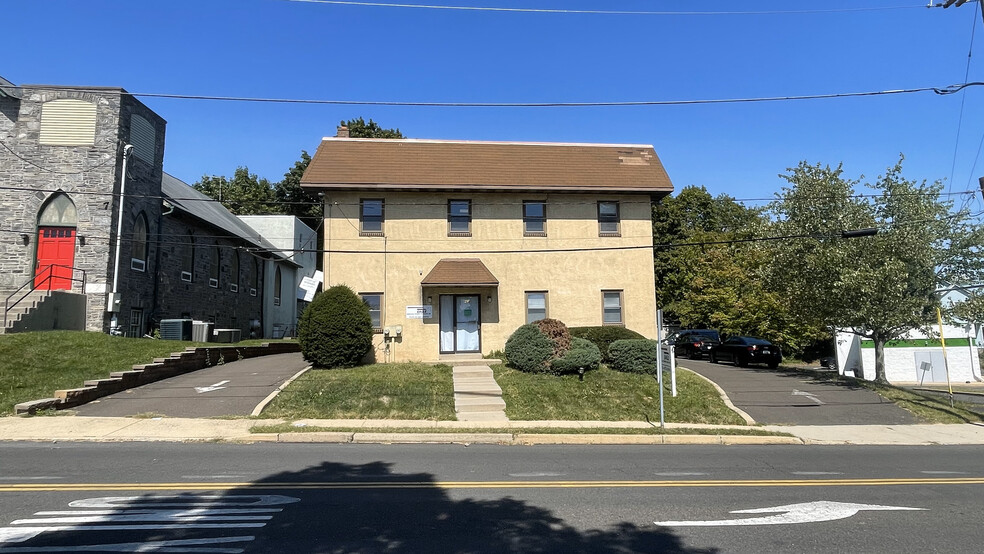 216 Cedar Ave, Willow Grove, PA for sale - Building Photo - Image 1 of 16