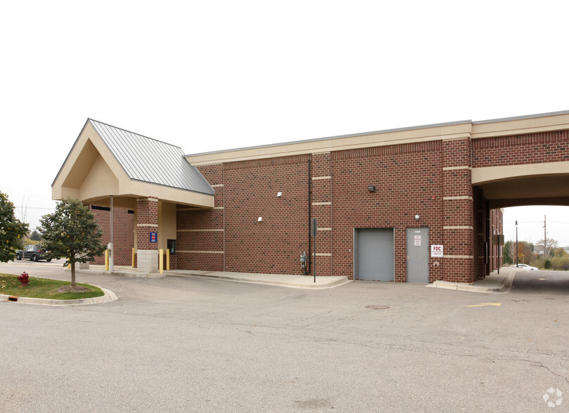 25610 Pontiac Trl, South Lyon, MI for lease - Building Photo - Image 2 of 2