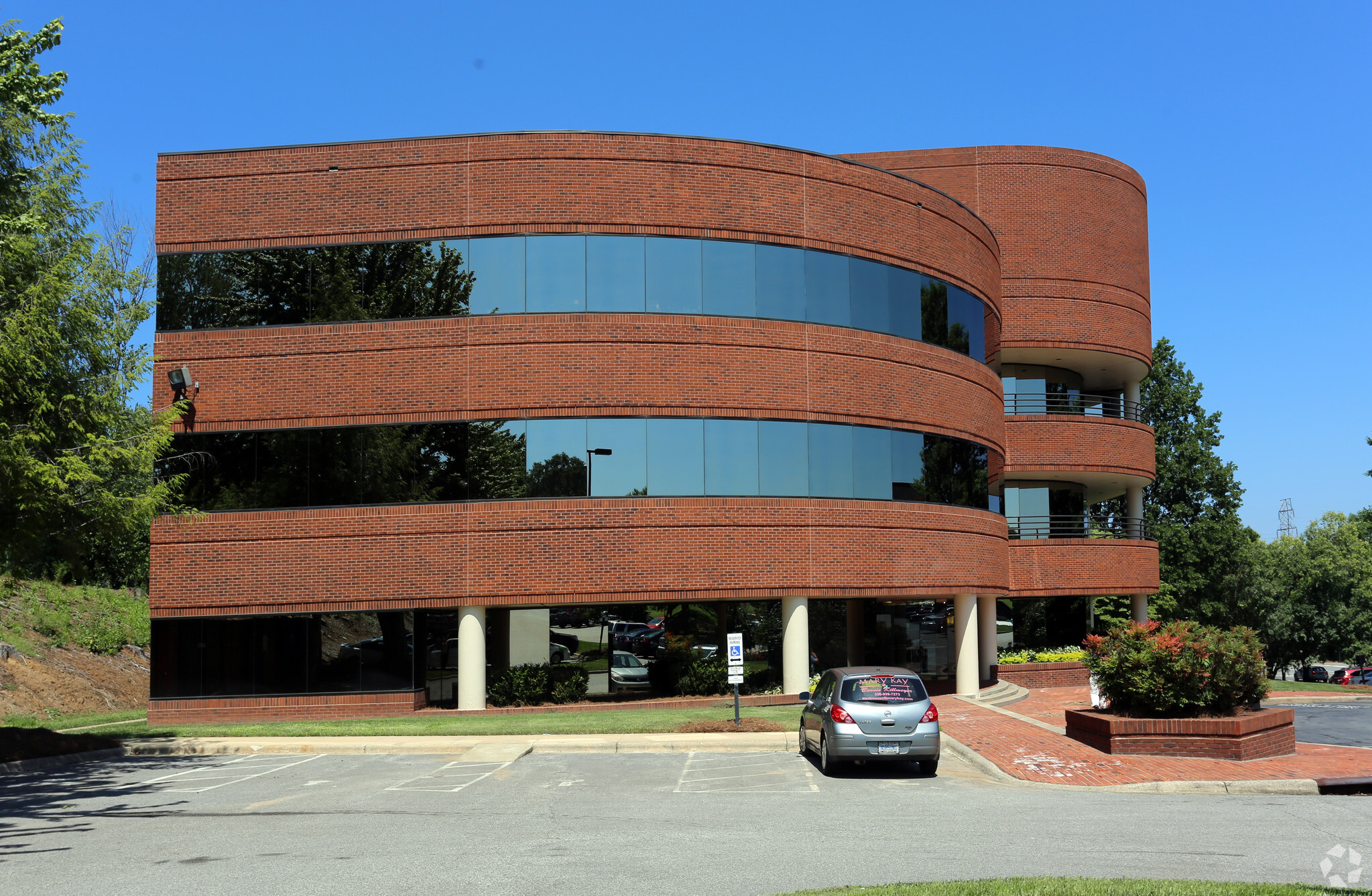 2000 Frontis Plaza Blvd, WinstonSalem, NC 27103 Office for Lease