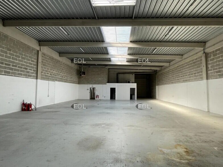 Flex in Herblay-sur-Seine for lease - Interior Photo - Image 3 of 7