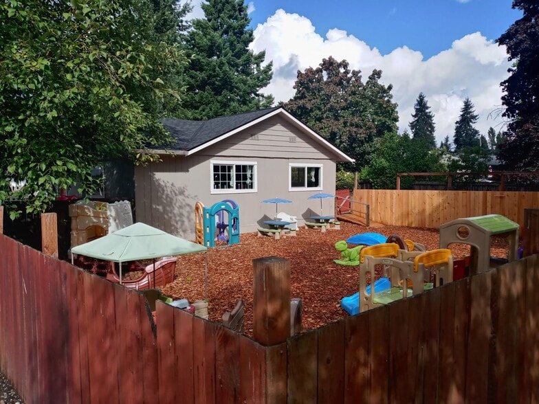 105 NE 193rd St, Shoreline, WA for lease - Building Photo - Image 2 of 11