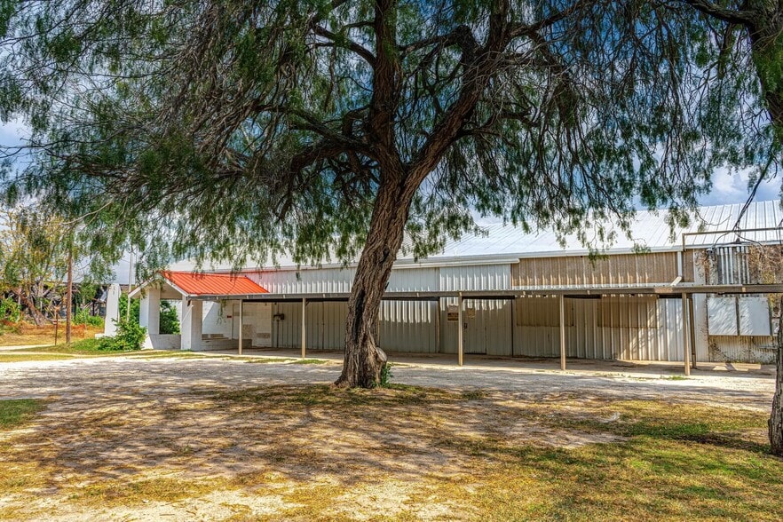 825 W Jefferson Ave portfolio of 2 properties for sale on LoopNet.com - Building Photo - Image 3 of 12