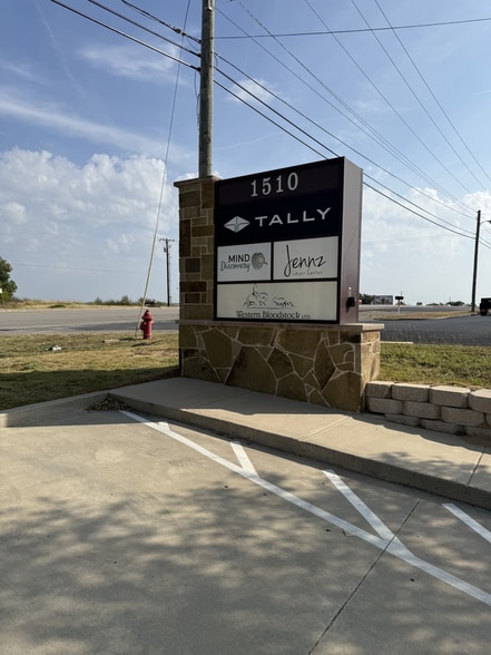 1510 Fort Worth Hwy, Weatherford, TX for lease - Building Photo - Image 3 of 4