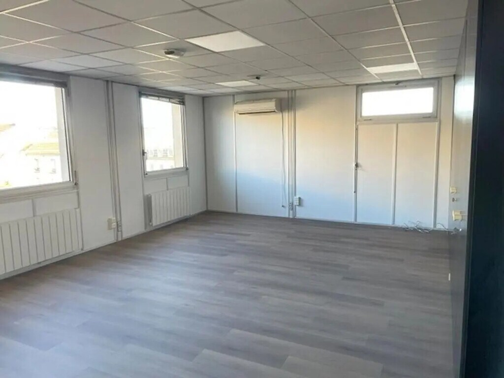 Location Bureaux 90 m² - Photo 1