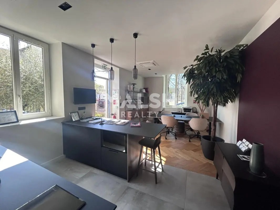 Retail in Écully for lease Interior Photo- Image 1 of 7