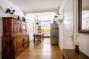 Charmant intérieur lumineux avec des éléments en bois et une ambiance chaleureuse.